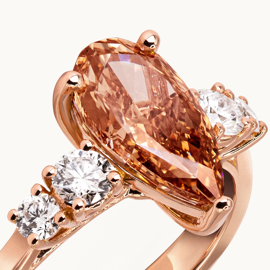 Unazë Fejese me Diamant me Ngjyrë, Prerje Pear
