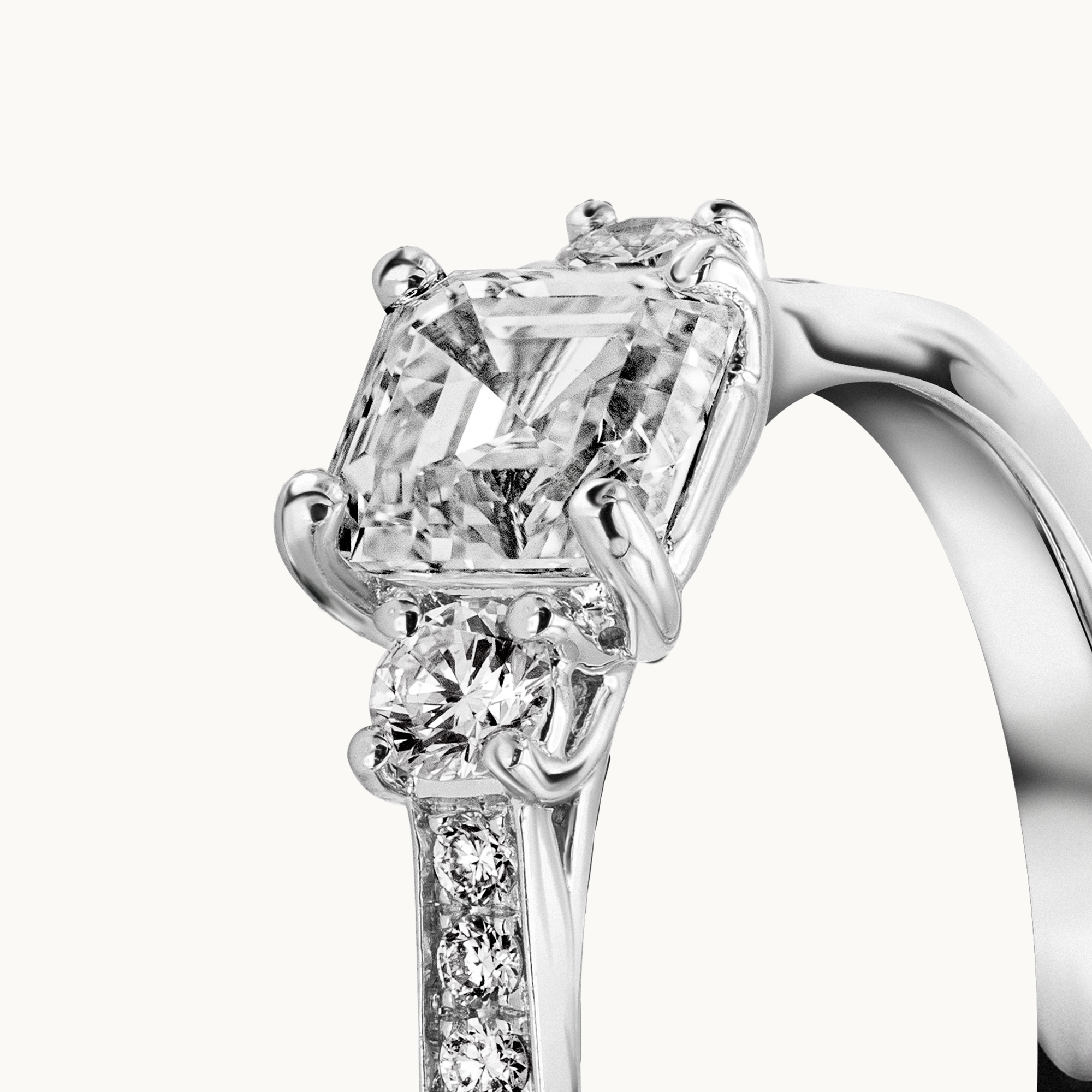 Unazë Fejese me Diamant Asscher