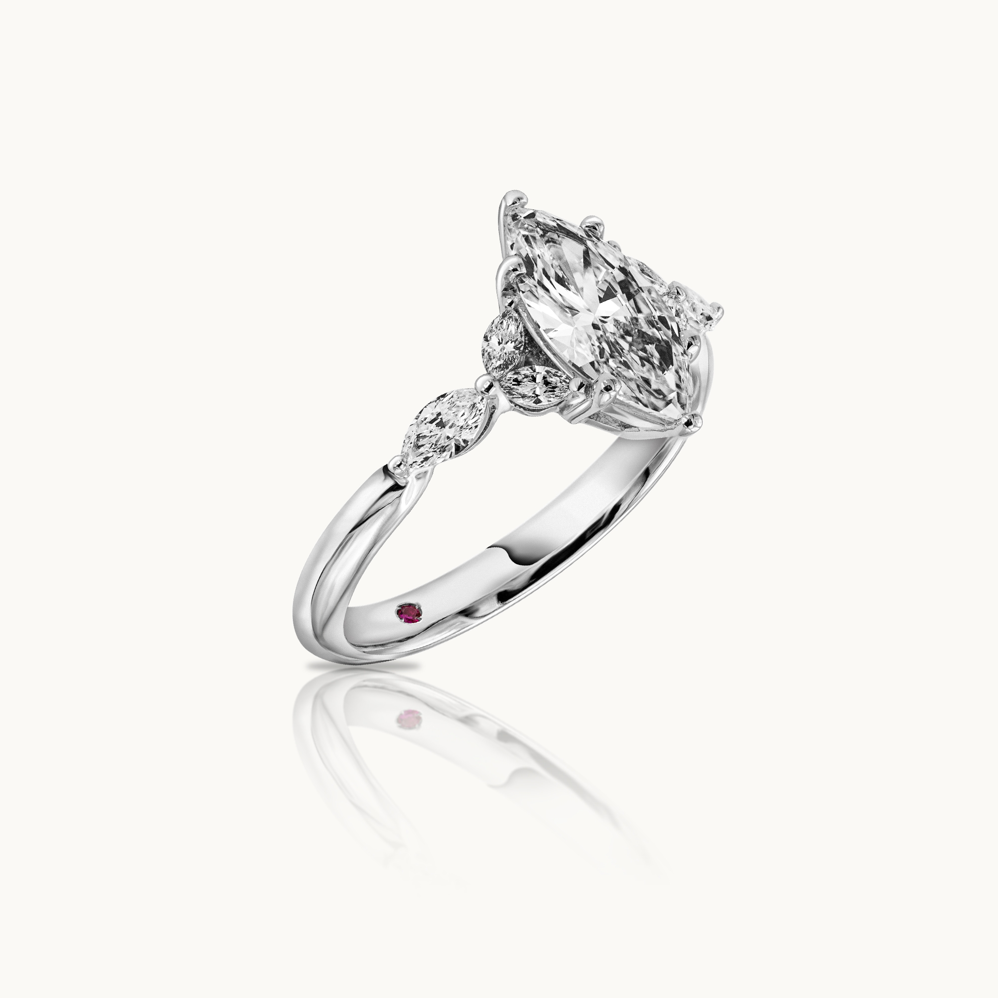 Unazë Fejese me Diamant Marquise