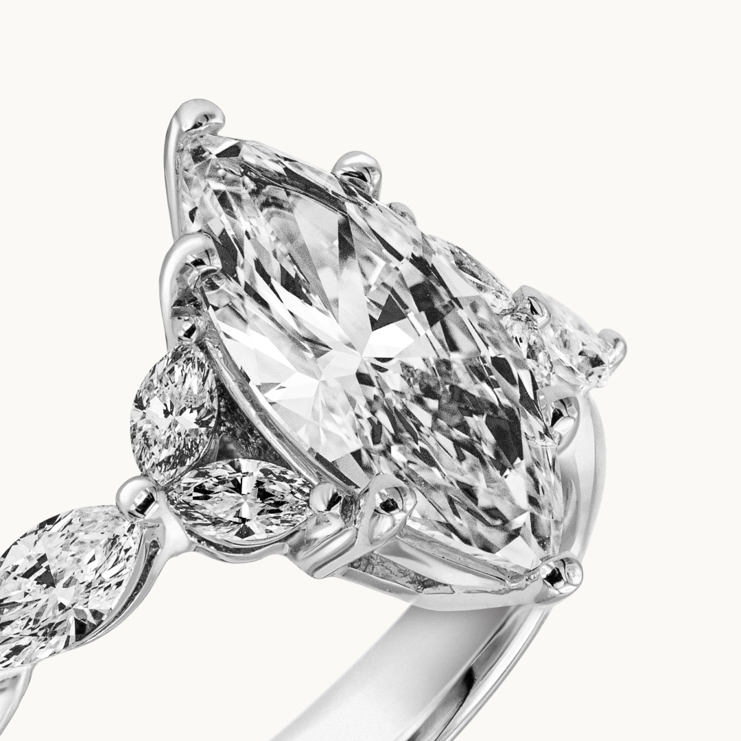 Unazë Fejese me Diamant Marquise