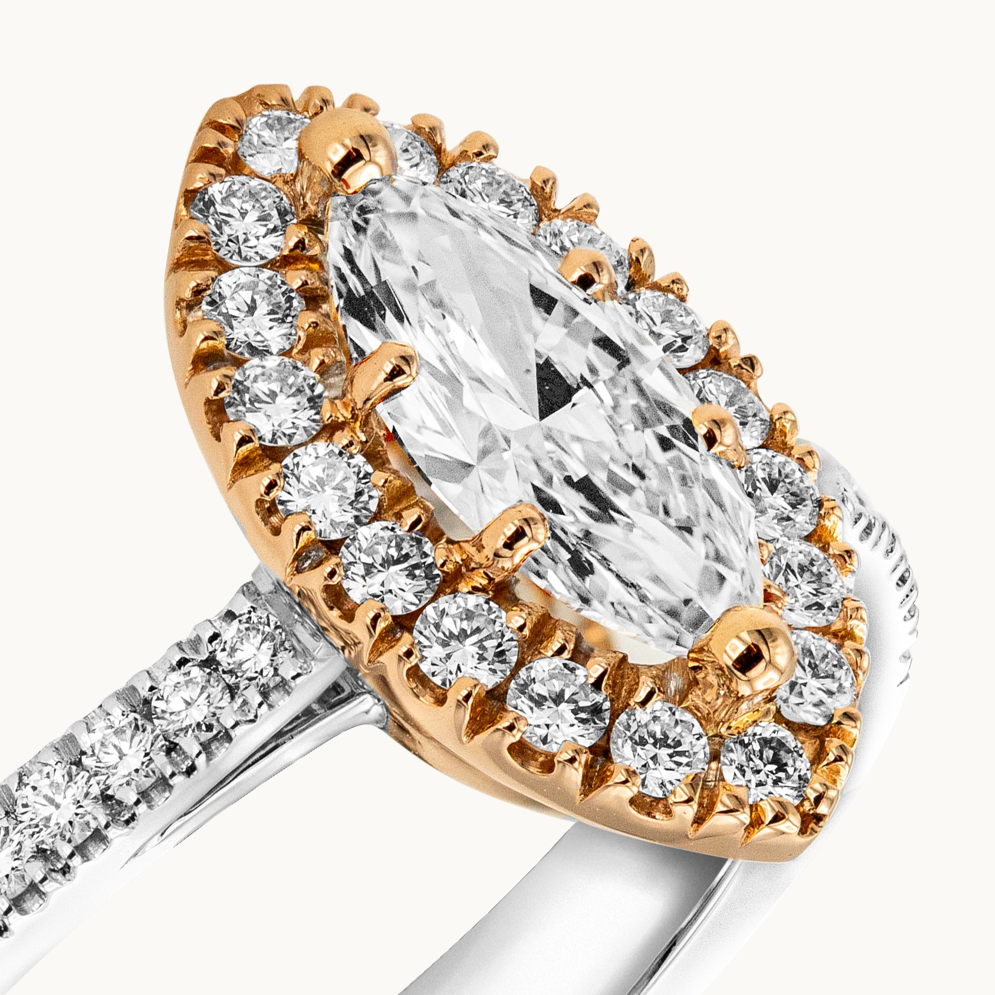 Unazë Fejese me Diamant Marquise