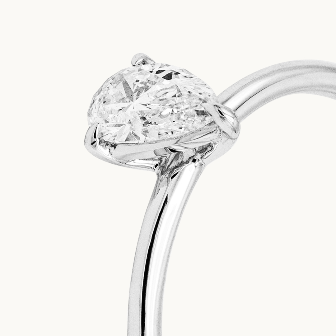 Unazë Fejese me Diamant Pear